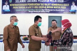 UKM Padang Panjang dilatih membuat kerajinan rajutan dipadukan dengan kulit