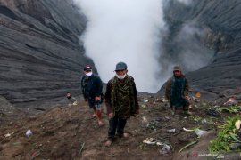 Bromo dibuka lagi, wisatawan tanpa masker dan sakit dilarang masuk