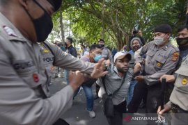 UNJUK RASA MAHASISWA PAPUA DIBUBARKAN POLISI