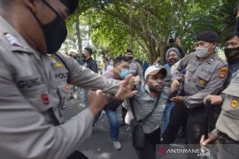 UNJUK RASA MAHASISWA PAPUA DIBUBARKAN POLISI Page 1 Small