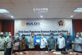 Bulog gandeng PWI Peduli salurkan bantuan warga terdampak COVID-19