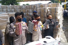 Polda Riau sita 10,6 juta batang rokok disembunyikan bersama kelapa