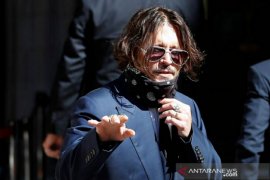 Johnny Depp hadiri sidang pencemaran nama baik oleh The Sun Page 1 Small