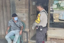 Bhabinkamtibmas ajak warga binaannya biasakan hidup normal baru