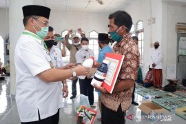 Gubernur Erzaldi Kembali Beri Bantuan Bibit Lada di Desa Bedengung