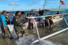 Danramil Marore membawa warga yang sakit ke Tahuna menggunakan panbout