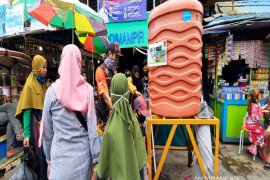 Aktivitas pasar di Banjarmasin sulit terapkan jaga jarak untuk cegah COVID-19