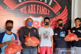 Komunitas motor "Bold Riders Bali" berbagi sembako kepada korban PHK