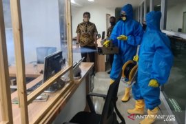 Imigrasi Tanjung Perak "fogging" seluruh ruang pelayanan