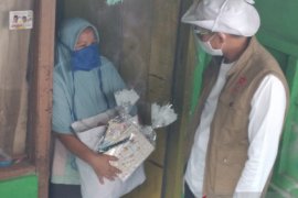 Sandiaga bagikan paket bansos ke guru honorer dan pengurus masjid di Depok