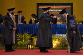 Mendes PDTT menerima gelar doktor honoris causa dari UNY