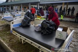 Petugas amankan barang-barang RSUD Torabelo dari genangan banjir Page 1 Small