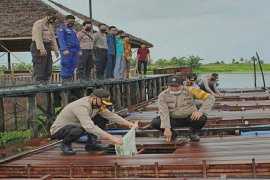 Kapolres HSU lepas 8.000 bibit ikan di Kampung Tangguh Banua