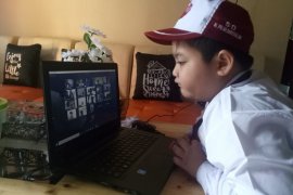 Ketika Paidi kaget lihat anaknya berseragam lengkap minta difoto