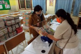 Pembagian buku tahun ajaran baru di Denpasar