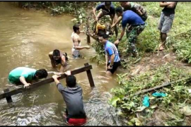 Tercebur ke sungai, anggota TMMD terpaka evakusi mesin air robin