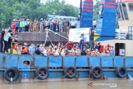 LPPPI dan WKS tebar puluhan ribu benih ikan di Sungai Pengabuan Tanjabbar