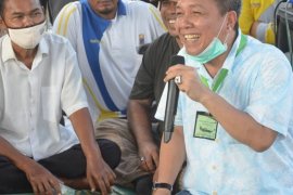 Bupati serahkan bantuan "Saung Sawah" ke Poktan Pematang Lima Suku