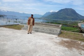 Kelompok Ta Melayu Agam bersihkan limbah di Danau Maninjau secara manual