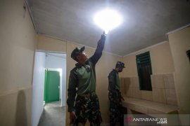 Personel TNI Yon Armed 10 Bradjamusti Kostrad cek rumah bantuan bedah rumah di Sukaraja