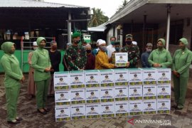 Kodim Barabai dan Yonif 621 bagikan sembako di HUT ke-62 Kodam VI/Mulawarman