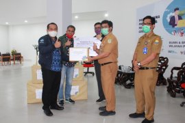 Satgas Bencana BUMN Jambi serahkan  bantuan APD ketiga RSUD