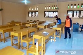 Cegah COVID-19, sekolah di Sabang disemprot desinfektan