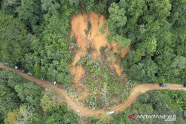 Akses jalan Mentewe-Hulu Sungai Selatan berpotensi longsor