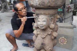 Studio "Putra Art" Sukawati-Gianyar pajang patung-patung klasik