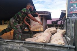 Mobil Koramil Sanggau Ledo ikut angkut material pembangunan TMMD