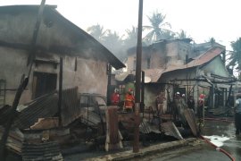 Enam unit rumah dan gudang minyak tanah terbakar