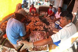 Pengrajin ikan asin gulamah  di Tanjabtim