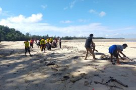 Polres Bangka Barat bersihkan Pantai Hitam Mentok