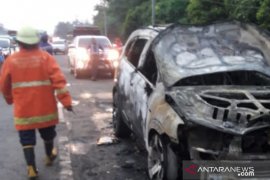 Minibus terbakar di Rest Area KM10 Cibubur