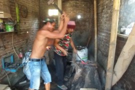 Perajin pande besi di Lebak raup keuntungan karena banyak permintaan
