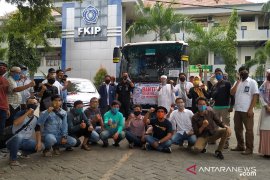 10 relawan FKIP Unismuh salurkan bantuan untuk korban banjir Luwu Utara