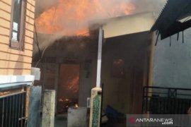 Akibat korsleting listrik, enam kontrakan dan dua rumah terbakar di Pulo Gebang