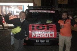 Brimob Polda Sulsel bersama IOF tembus daerah terisolir di Luwu Utara