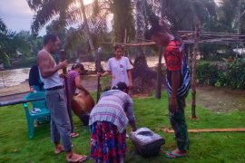 Dengan alat tradisional, Satgas TMMD bantu warga tumbuk beras