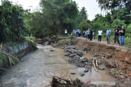 Jalan penghubung Sirambas - Aek Ngali putus, Bupati pimpin langsung perbaikan