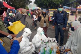 Gugus Tugas Jambi gelar tes cepat massal pedagang di "car free day" Telanai
