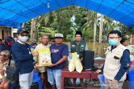 Tim Respon Kasus Minaula jangkau lansia korban banjir di Konawe