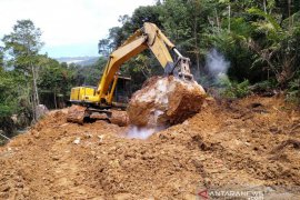 TNI membelah gunung, jalan ke sorga pun terhubung
