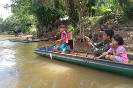 Personel TMMD akrab memancing bersama anak-anak di sungai