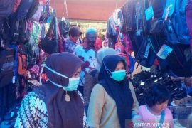 Pedagang pasar rakyat Tapsel wajib pakai masker hindari COVID-19