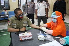 Brimob Polda Sumut jalani tes cepat COVID-19 massal
