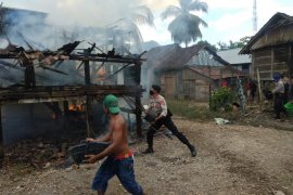 Diduga korsleting listrik, satu rumah panggung di Dompu ludes terbakar