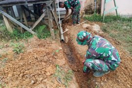 Anggota TMMD bersihkan pembuangan air kamar mandi