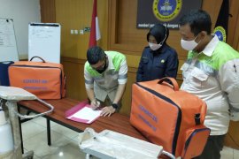 Adaro Group hands over ventilator to Banjarmasin's Bhayangkara Hospital