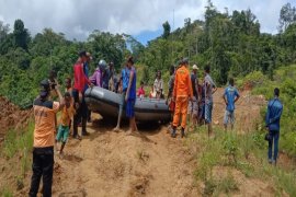Tim SAR gabungan evakuasi jasad korban tewas diterkam buaya di Nabire